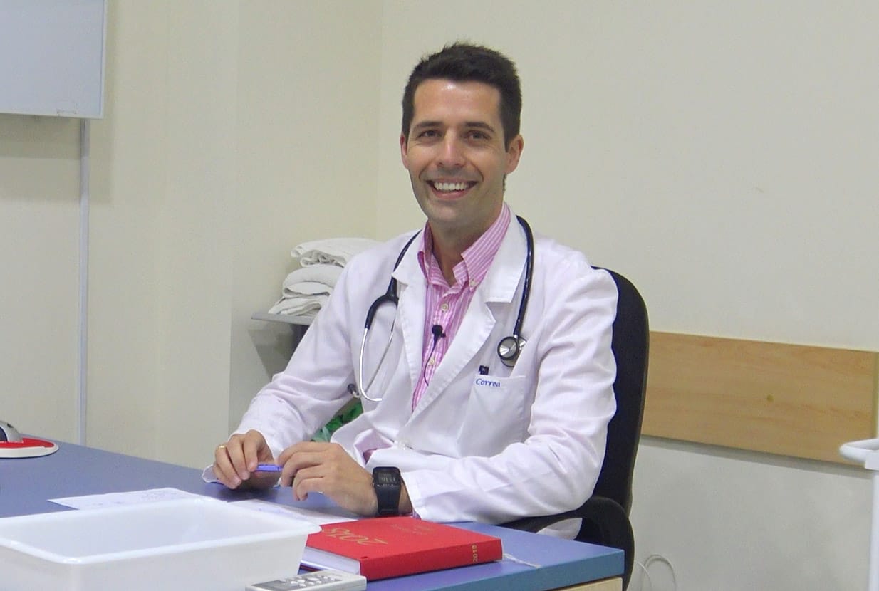Dr. Gonzalo Correa en consulta
